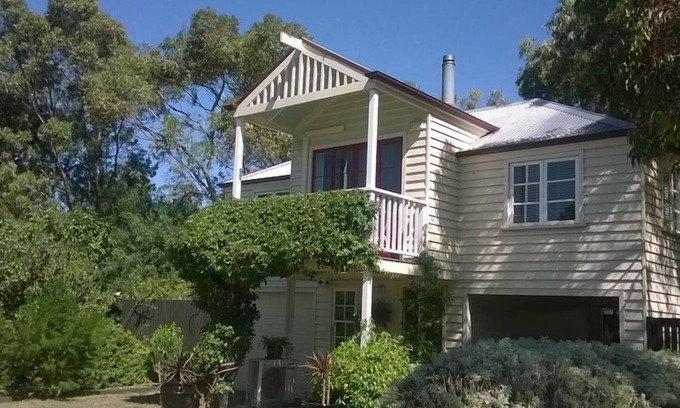 Port Fairy House | The Loft - modern apartment in heritage garden setting