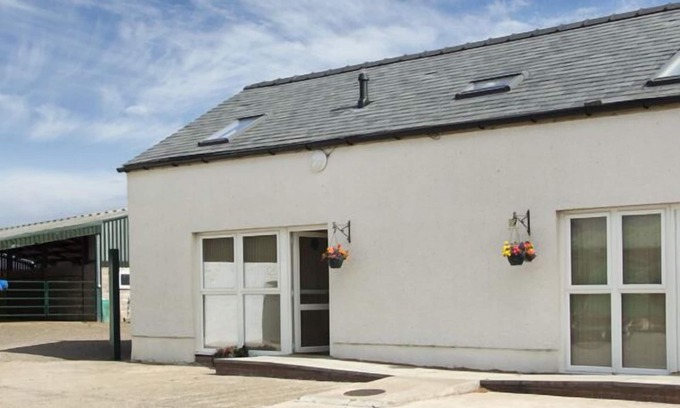 Annan Cottage | THE LOFT, pet friendly, with hot tub in Annan