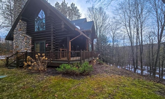 Thompsonville House | The Log Cabin on The Betsie River