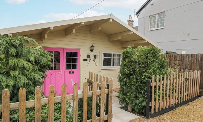 Bushton Cottage | THE LOG CABIN, pet friendly, with a garden in Royal Wootton Bassett