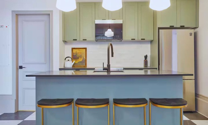 Shaughnessy Village Apartment | The London – 3-Bedroom, 1.5-Bath Apartment in Downtown Montreal with Parking