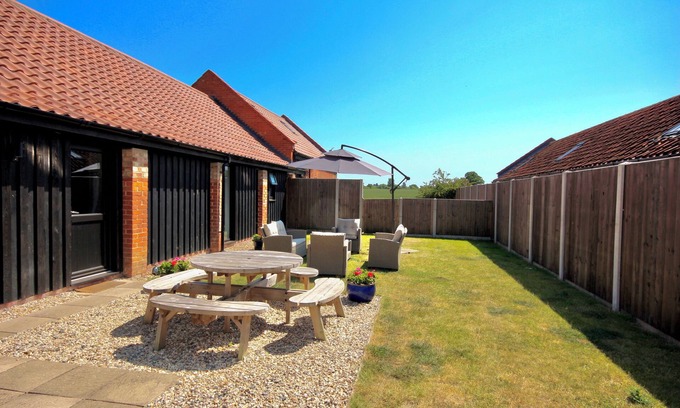North Walsham House | The Long Barn, Brick Kiln Barns, Dilham - Sleeps 6 in Luxury - Dog Friendly