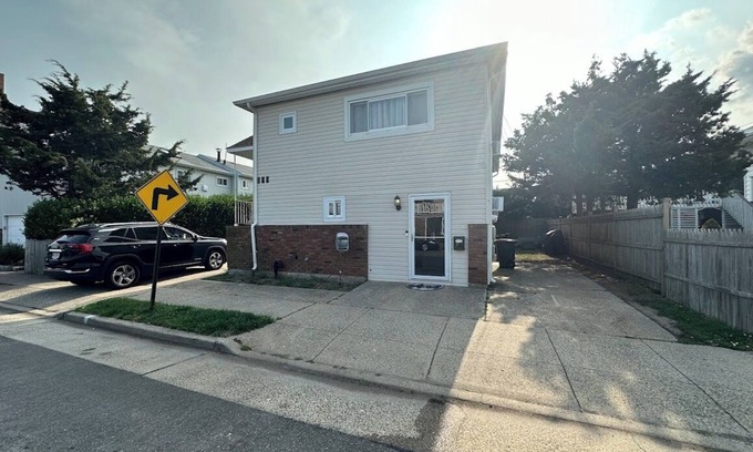 Long Beach Apartment | The Long Beach Gem is a Cozy 3-bedroom apt with a 5min walk to the beach