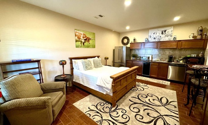 Fredericksburg House | The Longhorn Suite at Grape Creek Country Cottages