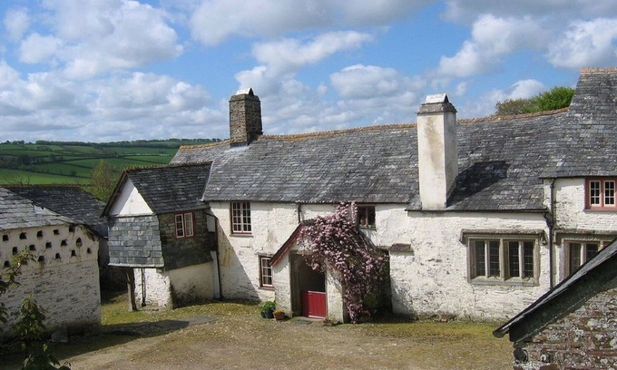 Brazzacott House | The Longhouse Sleeps 7 (3 Bedrooms)