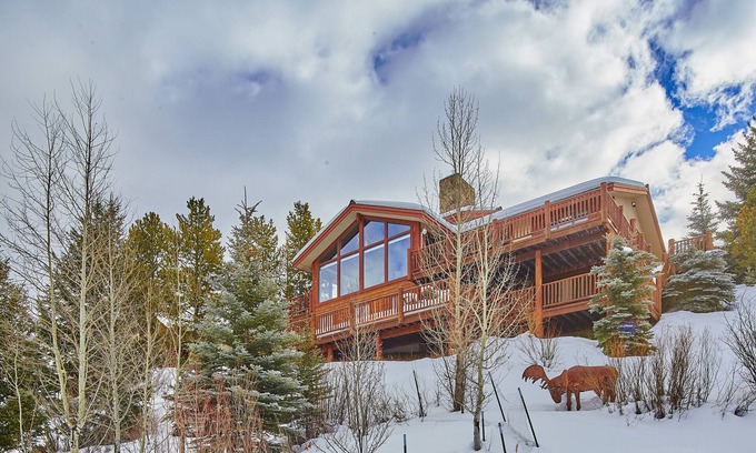 Big Sky House | The Looking Glass Hideout: Luxury Meadow Home with Unbeatable Location & Views