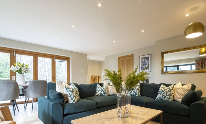 Knowl Hill House | The Lookout - 2 beds, private garden & parking