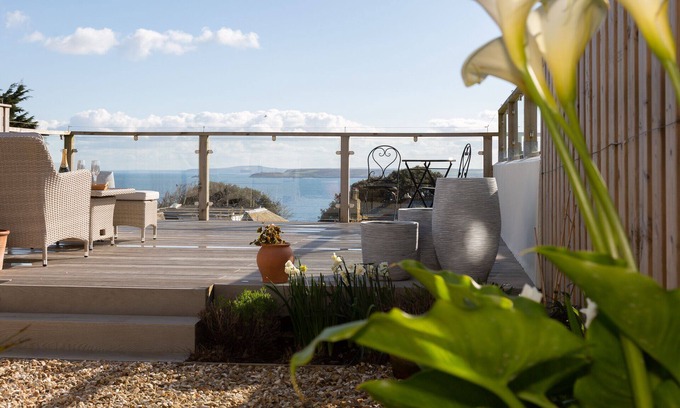 St Ives House | The Lookout- Luxury close to the beach and town with panoramic views and parking