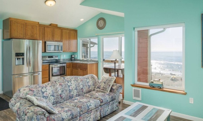 Lincoln City Apartment | The Lookout - Oceanfront, balcony, kitchen.