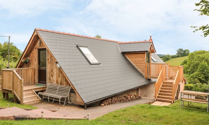 Llangrove Cottage | THE LOOKOUT, pet friendly, with pool in Llangrove