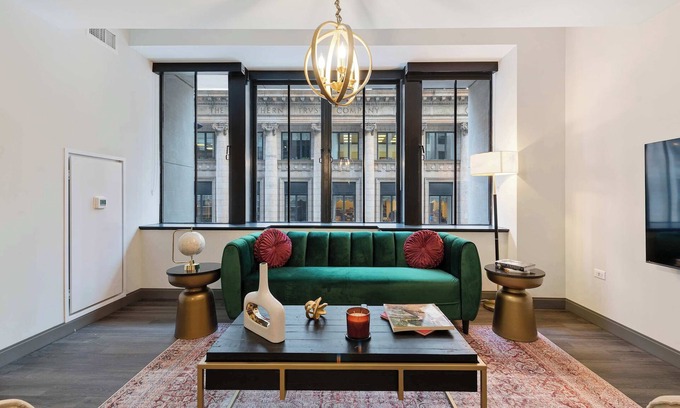 Downtown Chicago Apartment | The Loop 2BR: Historic, Modern Luxury, Amenities