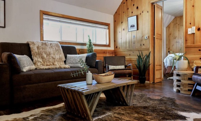 June Lake Hotel | The Loop Two-Bedroom Cabin (Unit 9) at Lake Front Cabins