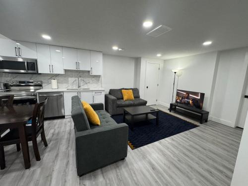 Southwest Edmonton Apartment | The Lounge at Keswick