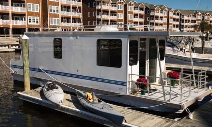 Manteo Boat Rental | The LOVE Boat !