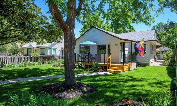 South Boise Village House | The Love Shack! Great Location-Close to BSU & Downtown, 9 mins to the Airport!