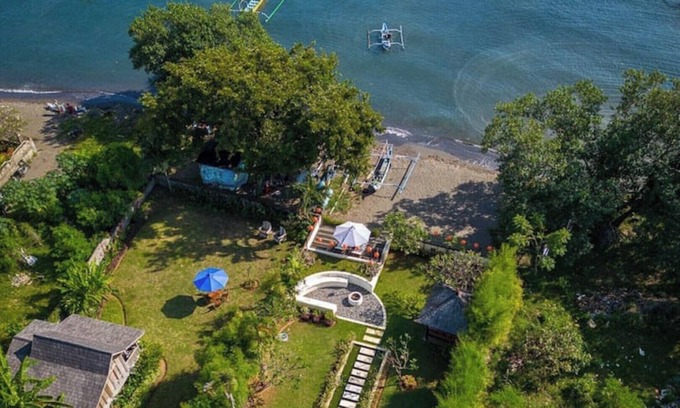 Dencarik Cabin | ❤ The loveshack: a romantic beachfront bungalow ❤