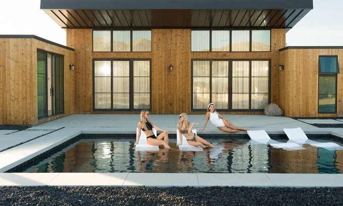 Panorama Heights House | The Lunawood - Lux Home Pool and Spa