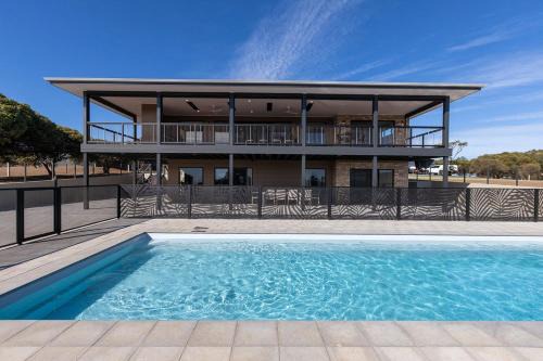 Boston House | The Lux Country Retreat - heated swimming pool - immaculate views and stylish comfort!