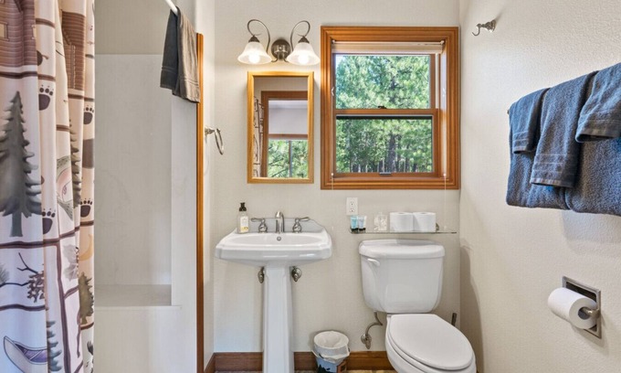 Gold Mountain House | The Luxe Lodge | Private Hot Tub | Golf | Views