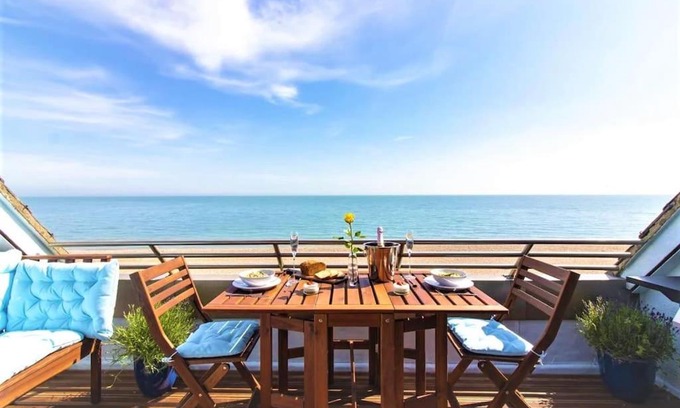 Folkestone Apartment | The luxury Beach property - Oceanbreeze