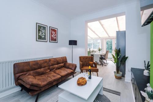 Tunstall Apartment | The Lyme Lounge by Parydise Properties - Spacious & Cosy 3BR with Free Parking - Perfect for Business & Family