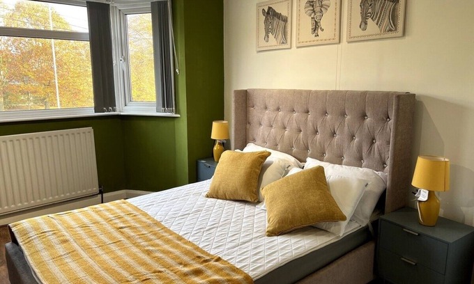 Tunstall House | The Lyme Lounge - Spacious & Modern 3 Bed- Parking
