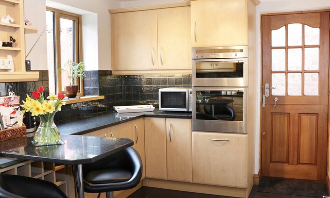Shrewsbury Cottage | THE LYMES, pet friendly, with a garden in Shrewsbury