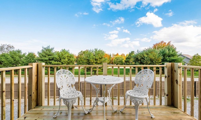 Lewis Center House | ★The Mad Cat Inn★Private Guest House★ FirePit★HotTub★