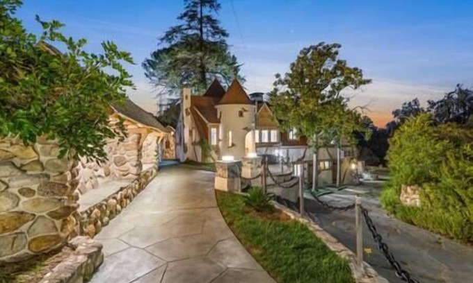 Newhall Villa | The Magic Castle - Six Flags, Gorgeous Getaway