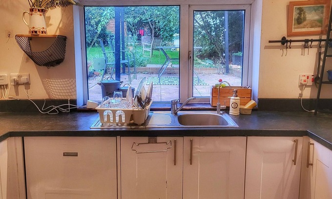 Reading Cottage | The Magnolia Cottage - 5 Bed Victorian Holiday Home -Reading