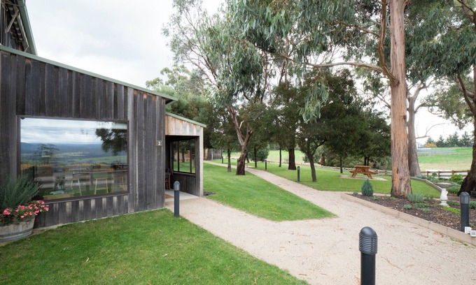 Relbia House | The Magpie - Two-bedroom cottage at Bundaleera Vineyard