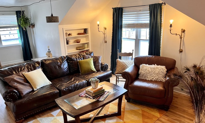 Carmi Apartment | The Main Street Loft in Carmi, IL - spacious, artsy, comfortable - sleeps 6