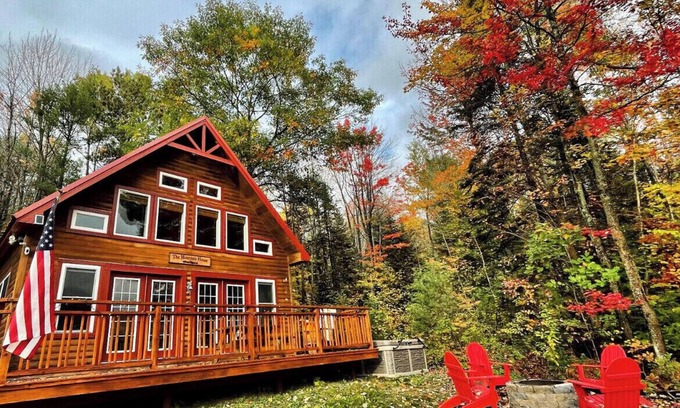 Greenwood Cabin | The Maine Mountain House -Cozy cabin w/hot tub & fire pit,walk to ski/bike lift