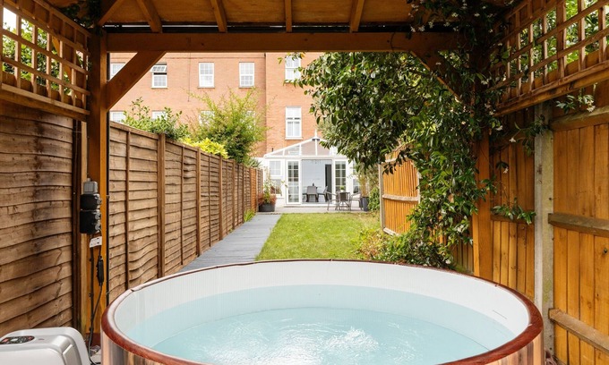 Southgate Green House | The Mall - Hot Tub, Parking, Garden, Games Room