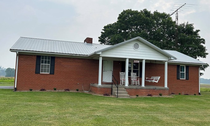 Brownsville House | The Mammoth Cave House, 3BR, 2 bath with 5 beds and VERY near Mammoth Cave