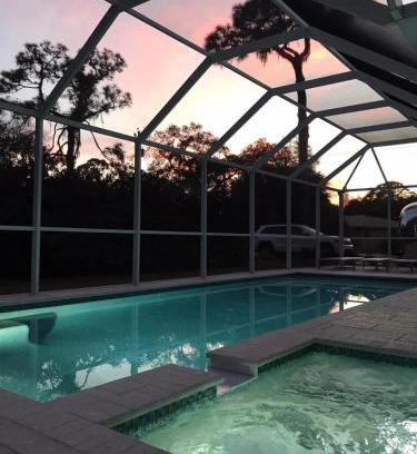 Englewood House | The Manasota Beach House private Pool & Jacuzzi close to the beaches PET FRIENDLY
