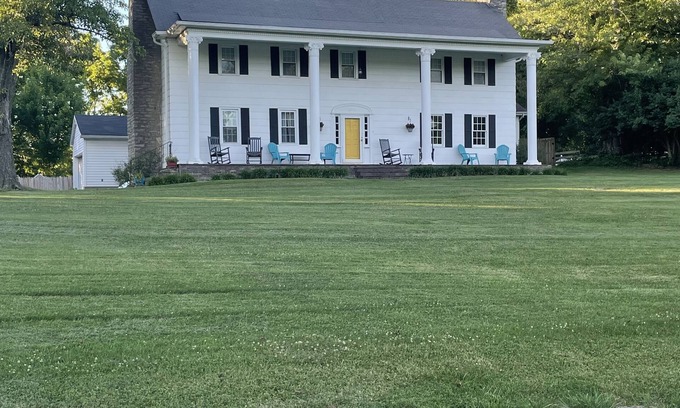 Maysville House | The Manor at Maysville Golf Course View