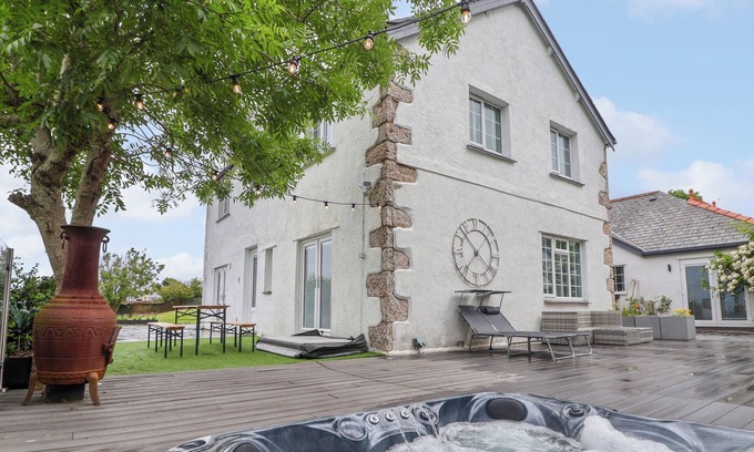 Llandudno Junction Cottage | THE MANOR HOUSE SKERRY VORE, pet friendly, with hot tub in Llandudno
