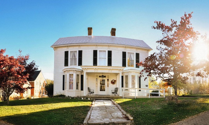 Fincastle House | The Manse on East Main-Historic Fincastle's Newest Guesthouse!