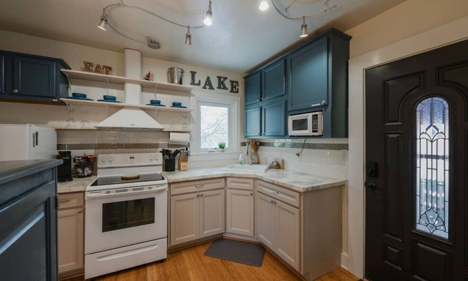 Lakeside Condo | The Marblehead Inn - Beacons