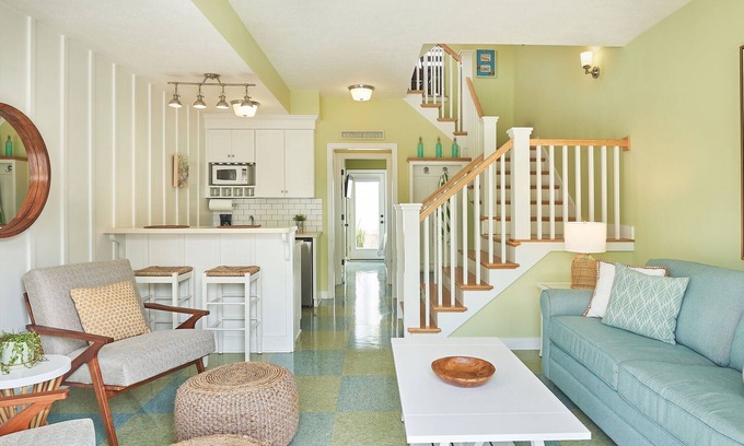 Holland House | "The Marblehead" Luxury Townhome, Pool, Hot Tub, Golf Membership, Near Lake and Beaches