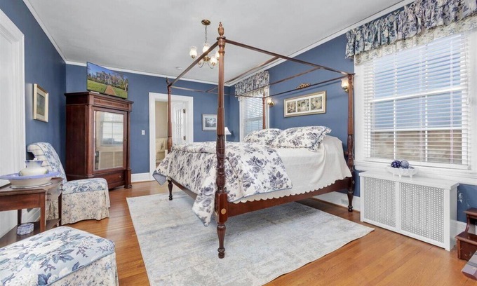 Roanoke Bed & Breakfast | The Maridor - "Daisy" Historic home near lots of shops and restaurants