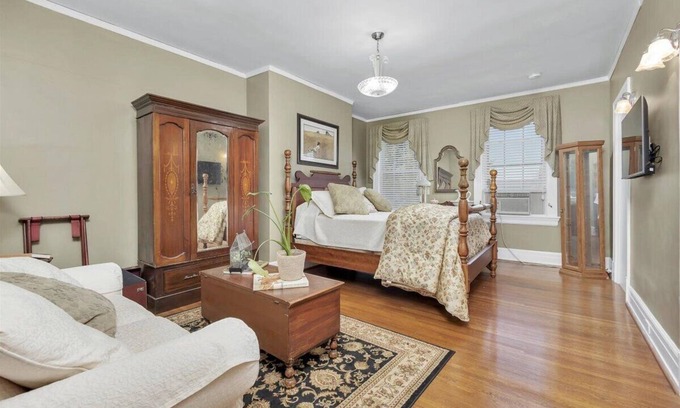 Roanoke Bed & Breakfast | The Maridor - "Lily"-Historic home near lots of shops and restaurants