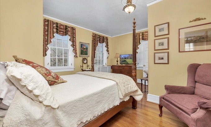 Roanoke Bed & Breakfast | The Maridor - "Tulip" - Historic home near lots of shops and restaurants