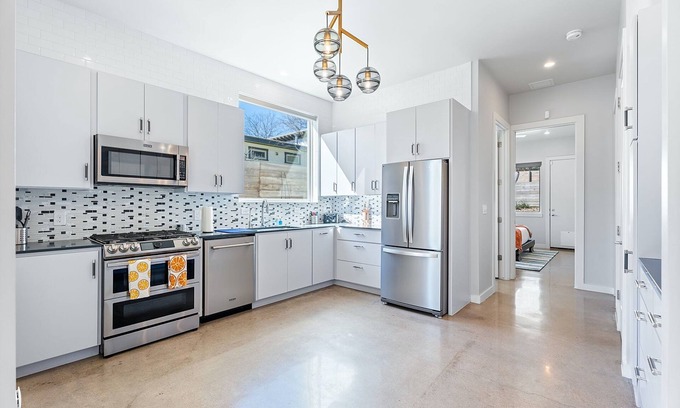 South Manchaca House | The Marilyn – Trendy 3 BDR in South Austin Minutes to Congress, Lamar, & More!