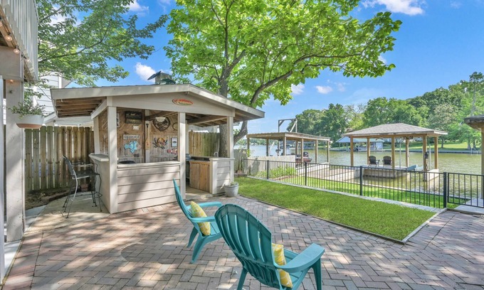 Willis House | The Marlin House: Waterfront Escape with Dock, Outdoor Kitchen & Stunning Views!