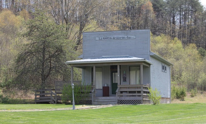New Plymouth Cabin | The Martin Country Store Cabin centrally located within the Hocking Hills