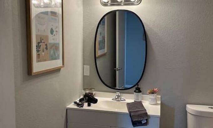 Hamilton Apartment | The Mary Lou - Entire 2 Bedroom Apt in Quilt Town, USA