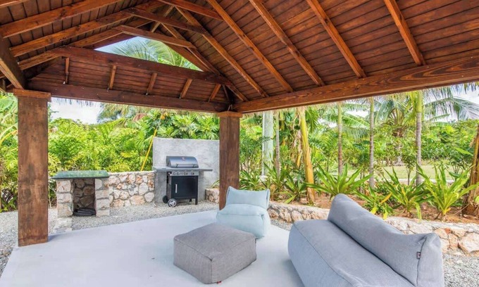 North Side Condo | The Mastic Cana LUXE Cottage & Pool on North Side