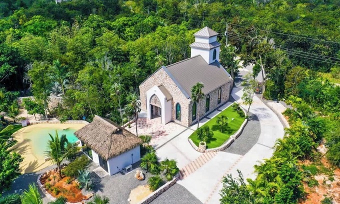 North Side Condo | The Mastic Chapel LUXE Cottage & Pool on North Side